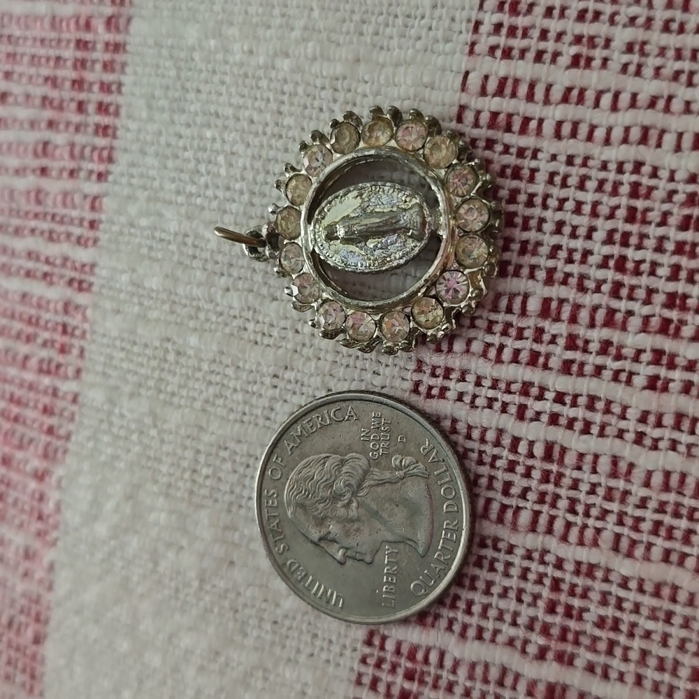 Vintage Catholic Miraculous Medal Pendant - GUC - Picture 5 of 5